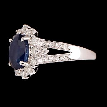 RING, 10 k vitguld, safir ca 3.15 ct. briljantslipade diamanter tot ca 0.70 ct.