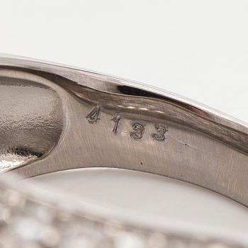 Ring, bombé, platina och briljantslipade diamanter.