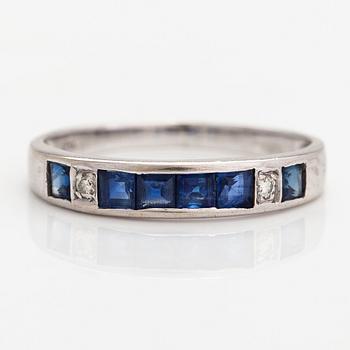 An 18K white gold ring with diamonds ca. 0.03 ct in total and sapphires.