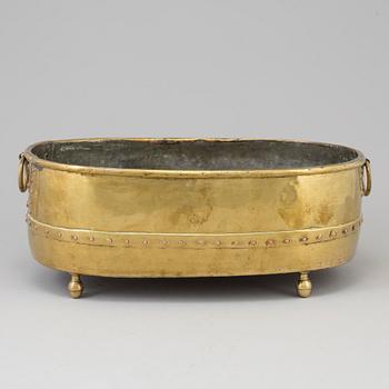 A brass wine cooler, 17th-/18th century-.
