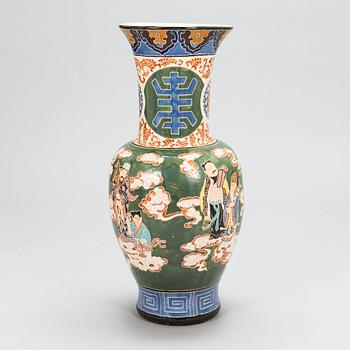 Lattiamaljakko, keramiikkaa, Kiina 1950-luku.