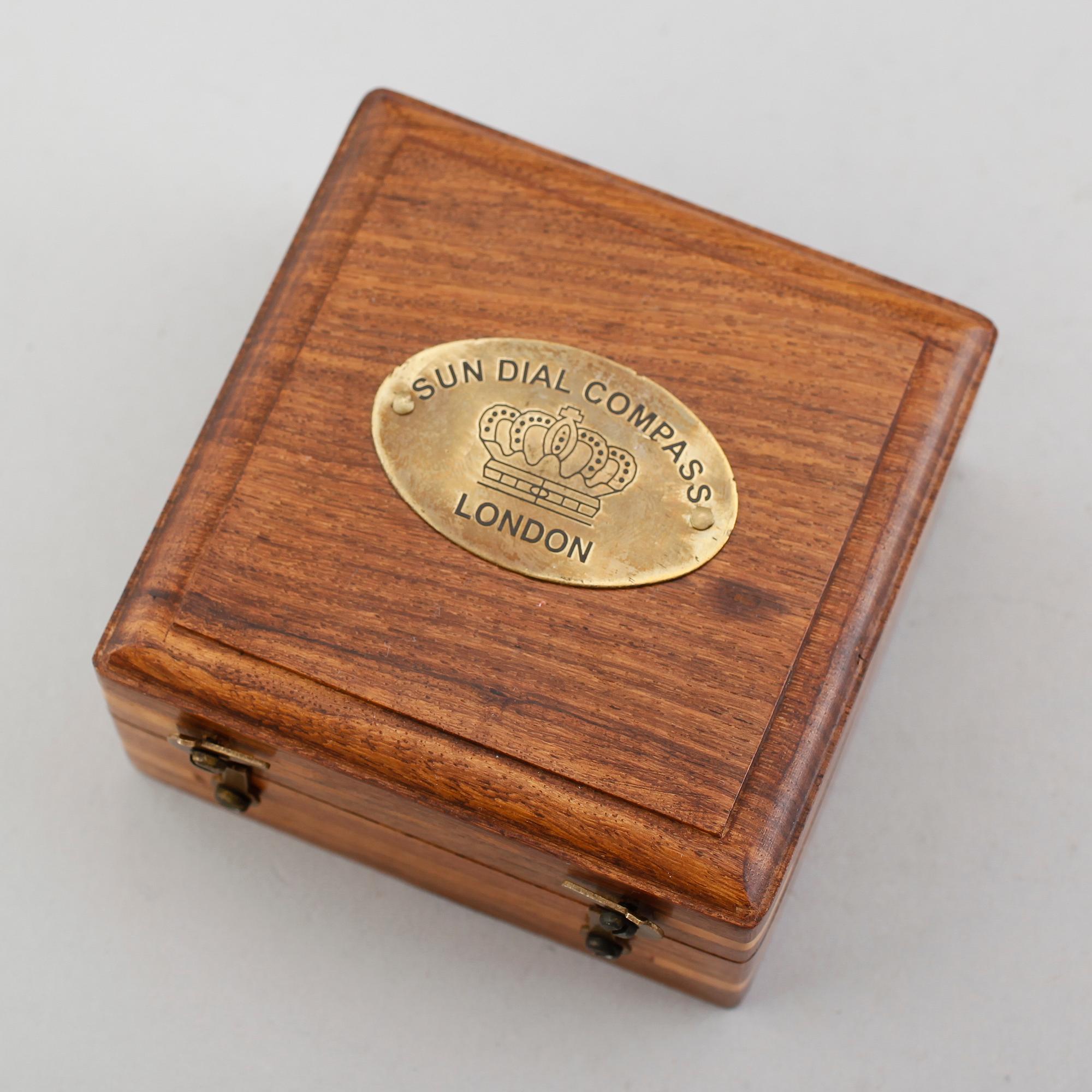 KOMPASS/SOLUR, mässing, 1900-talets andra hälft.