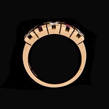 RING, 18k guld med 3 briljantslipade diamanter och 2 röda stenar. 1989. Vikt ca 5 gram.