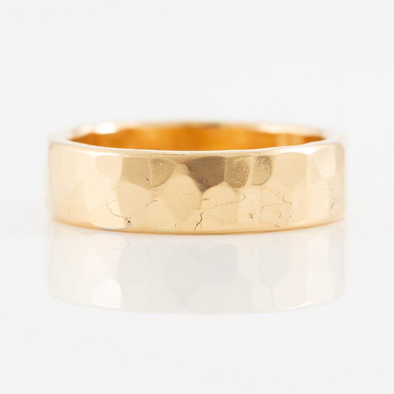 Jan-Christer Lundqvist, ring, 18K gold, hammered decoration, Skövde 2001.