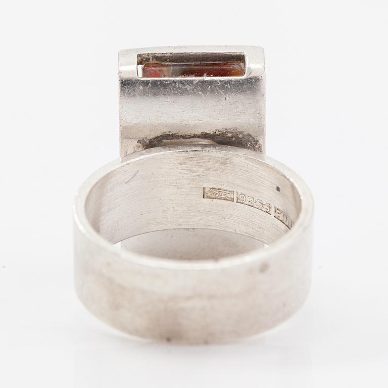 Elis Kauppi, Ring, sterlingsilver och mossagat. Kupittaan kulta, Åbo.