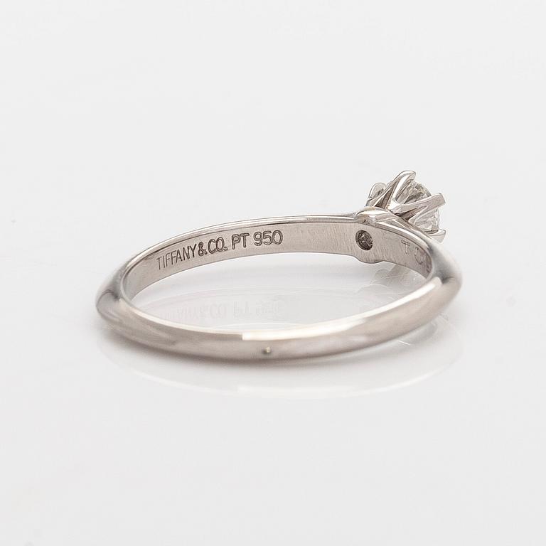 Tiffany & Co, sormus, platinaa, briljanttihiottu timantti n. 0.23 ct kaiverruksen mukaan. Sertifikaatilla.