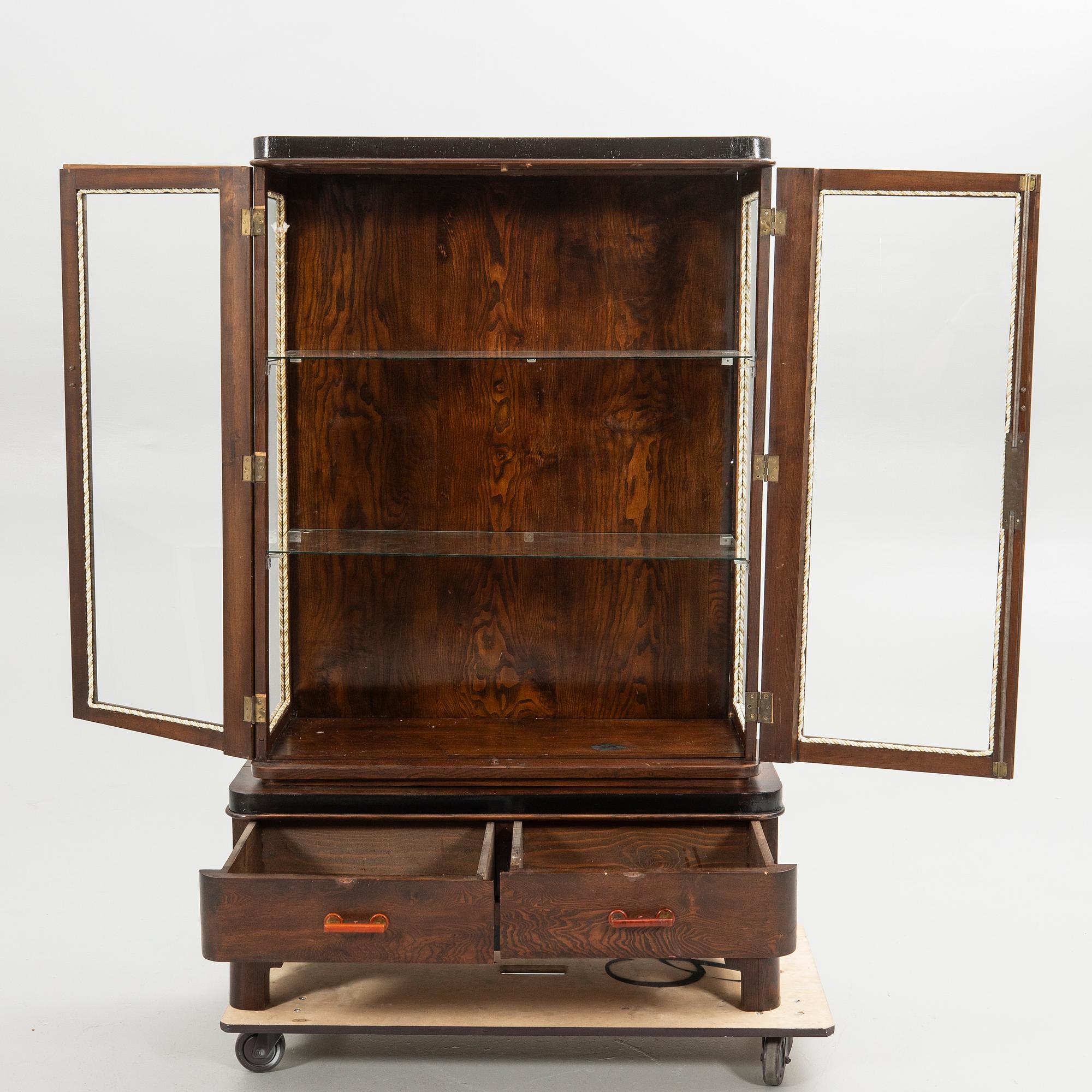 Display cabinet, 20th century.