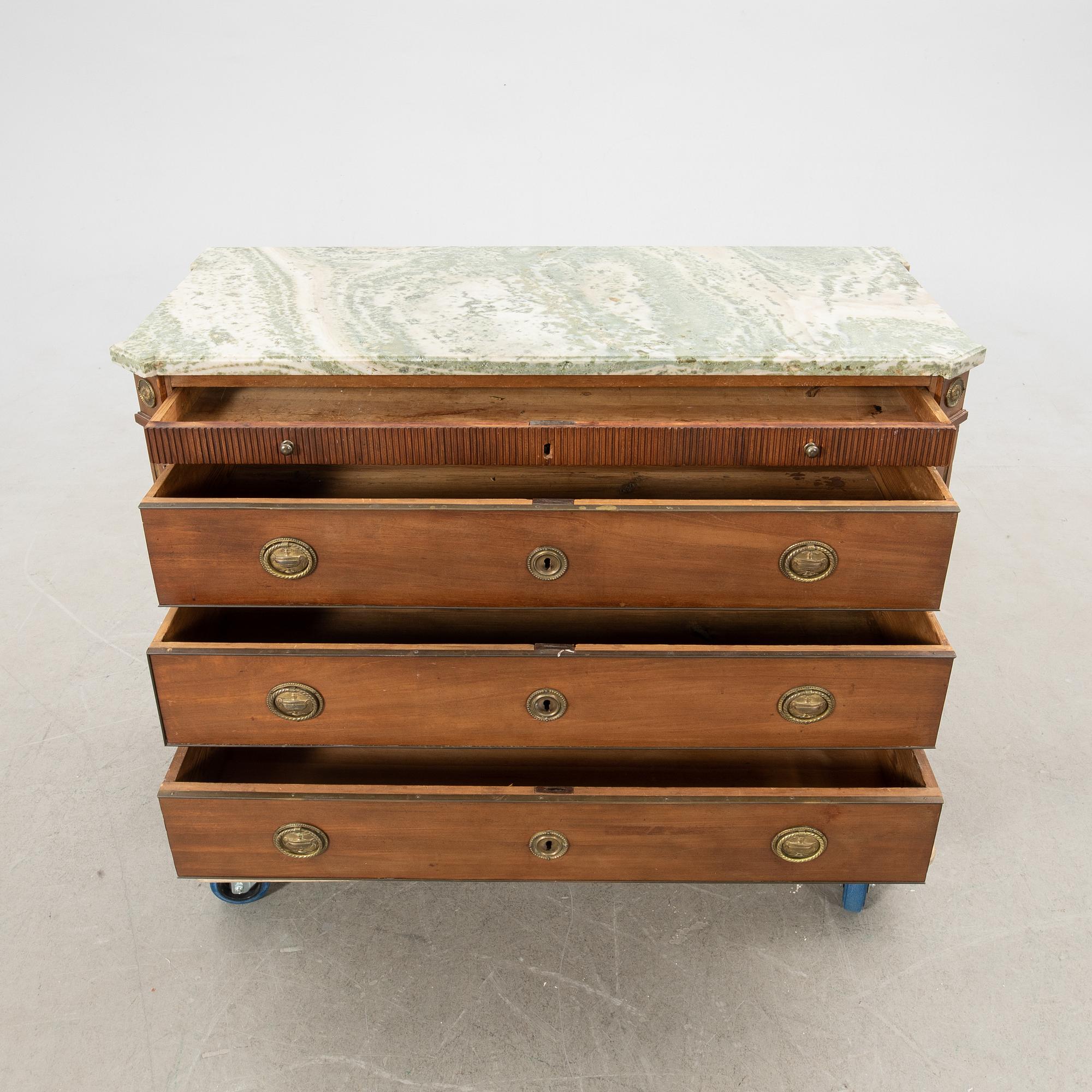 Chest of drawers, Gustavian style, early 19th century.
