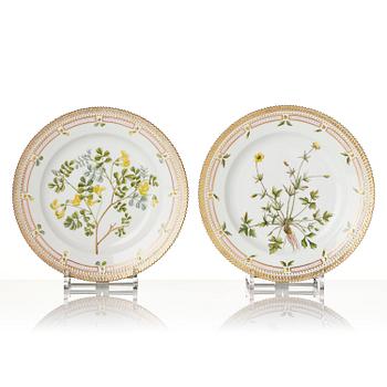 A set of 12 Royal Copenhagen 'Flora Danica' plates, Denmark, 20th century.