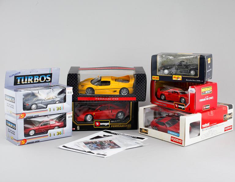 LEKSAKSBILAR, 7 delar, bl.a Kyosho radiostyrd Ferrari, 1900-talets andra hälft.