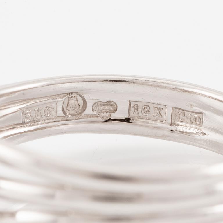 A ring in 18K white gold set with a round brilliant-cut diamond.