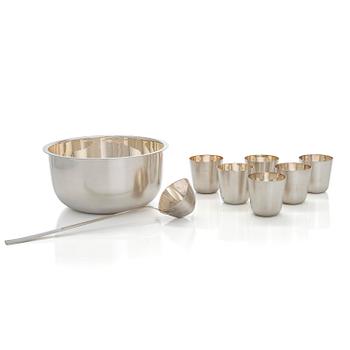 A silver punch bowl with ladle and six beakers, Auran Kultaseppä, Turku 1975-76. In original wooden box.