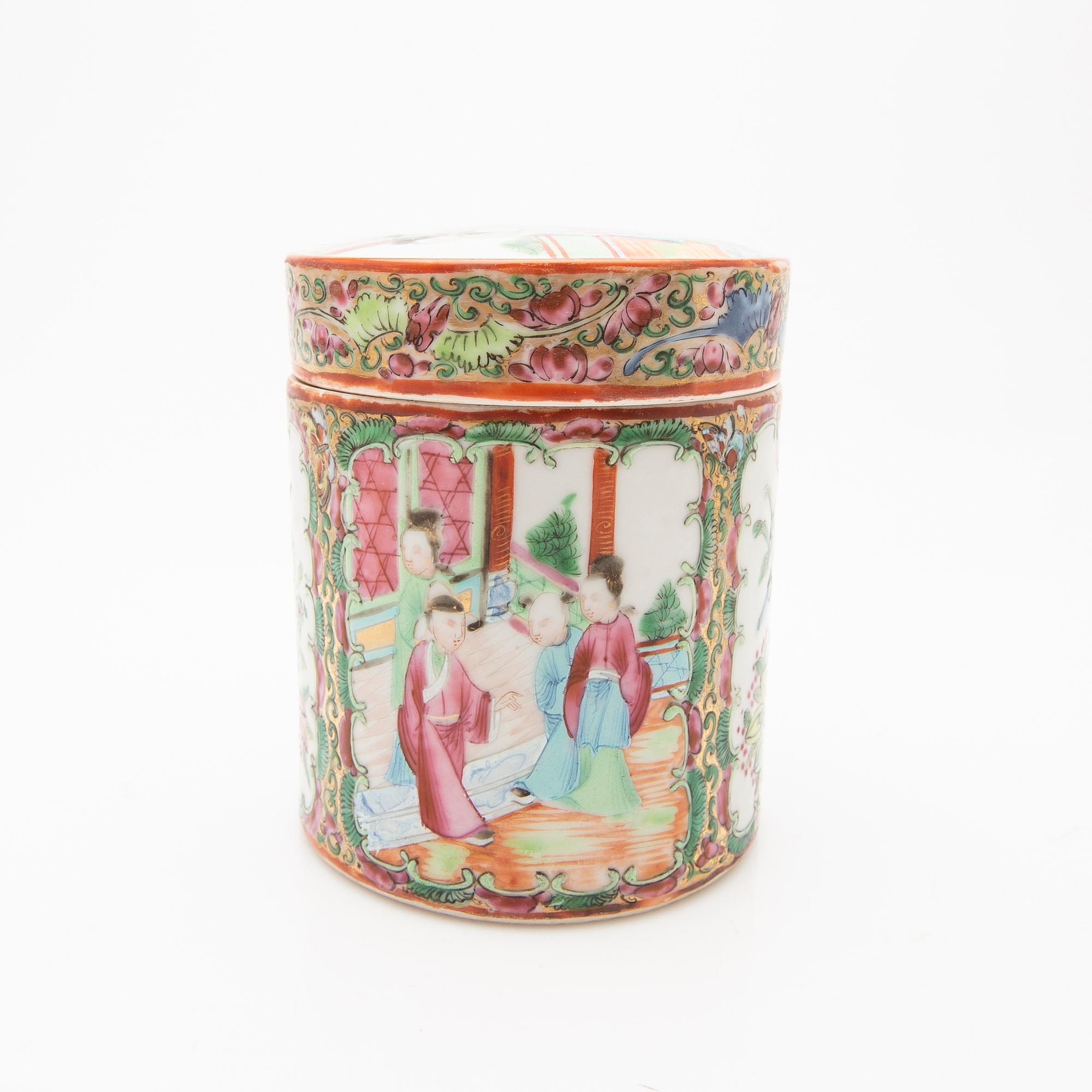 A porcelain set, 8 pieces, Canton, 19th century, China.