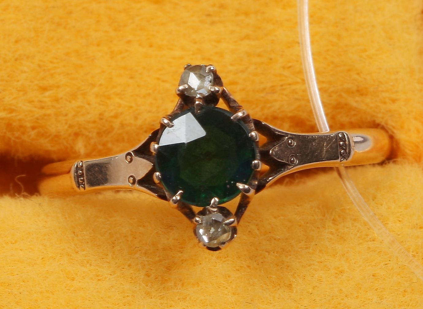 RING, rött guld med turmalin och två små diamanter.