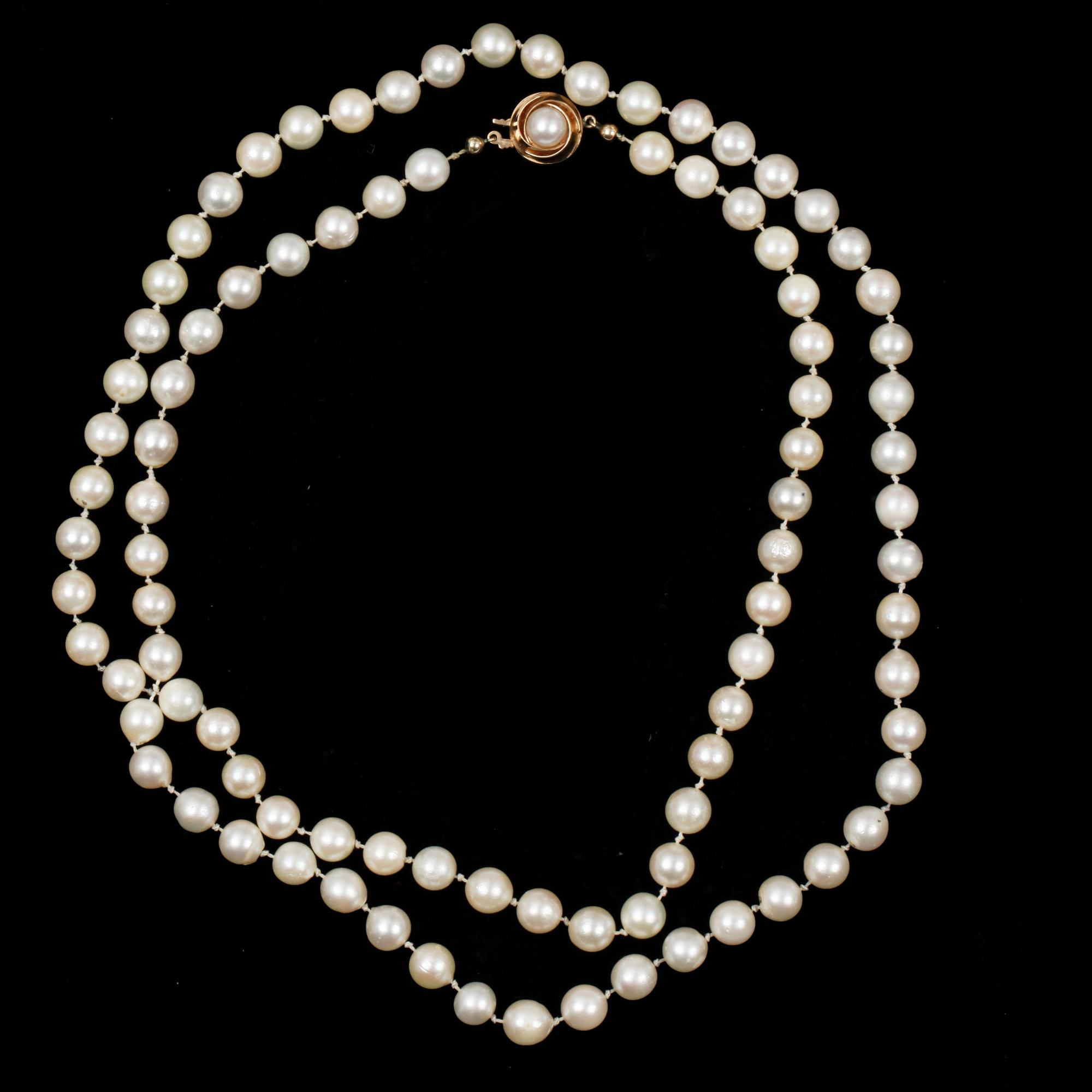 COLLIER, odlade pärlor, med lås i 18k guld.