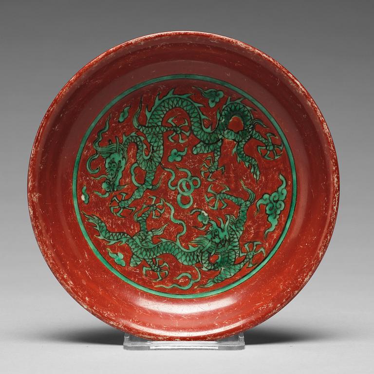 A green and red glazed porcelain dish with five clawed dragons, Ming dynasty, Jiajing (1522-1566).