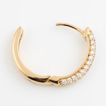 Hoop earrings in 18K gold set with brilliant-cut diamonds.