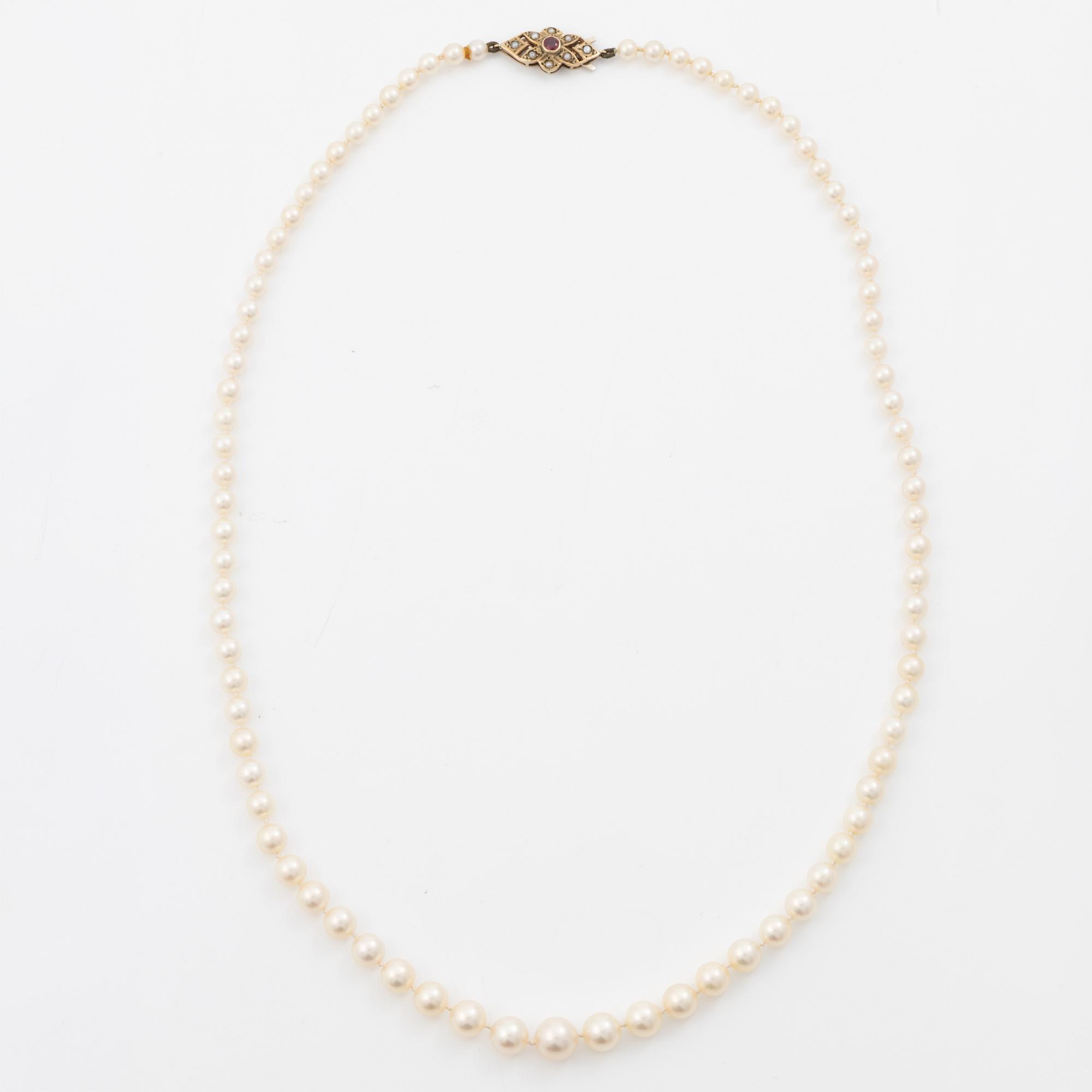 Necklace, with graduated cultured pearls, clasp in 9K gold with English hallmarks from Birmingham, set with a ruby.