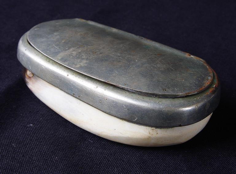 DOSOR , 10 st, flertal material bla mässing, nysilver, horn. 1800-1900-tal.