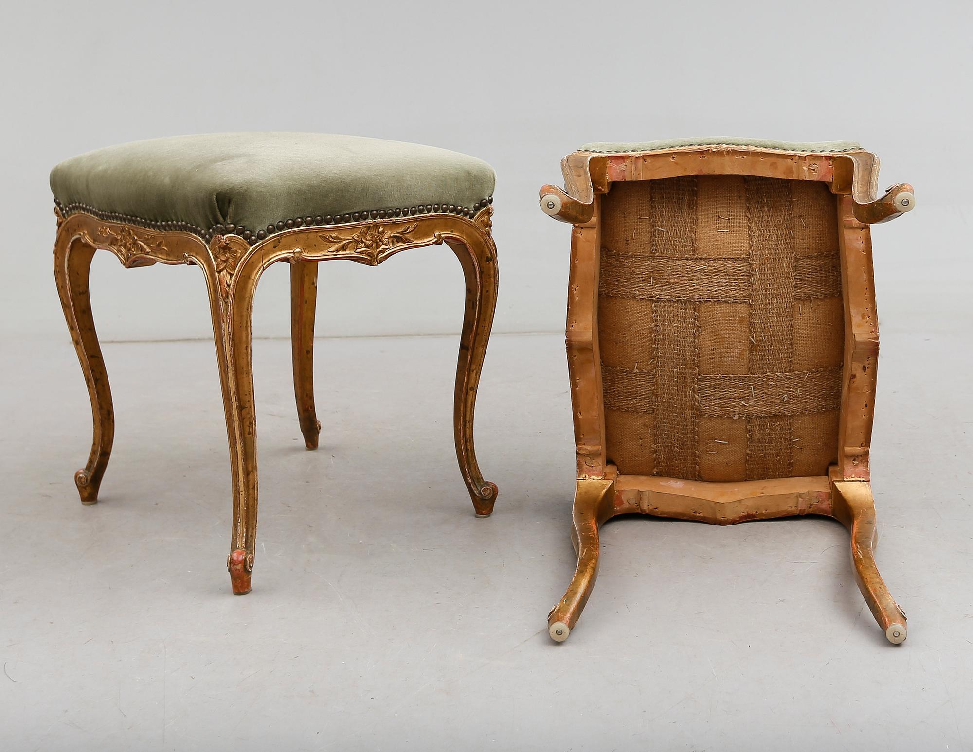 TABURETTER, 1 par, rokokostil, omkring år 1900.