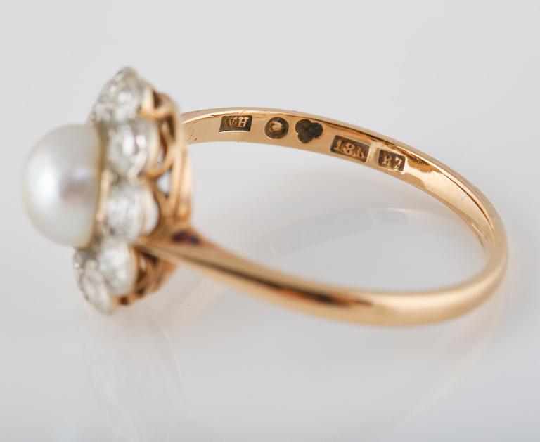 RING, 18K guld och med odlad pärla och gammalslipade diamanter 1.55 ct, Wilhelm Harbeck, Stockholm, 1919. Vikt 3,7 gram.