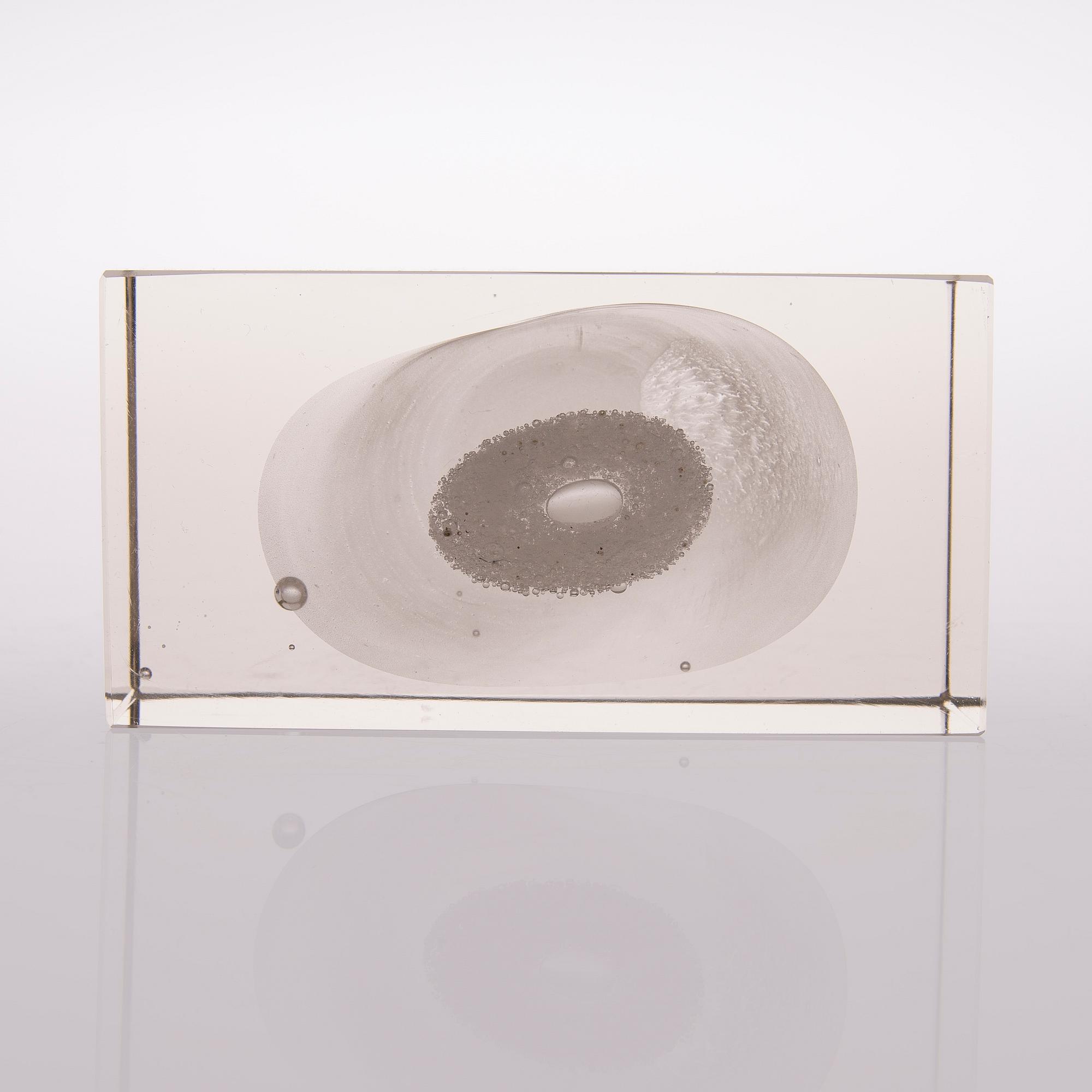 A glass cube signed Oiva Toikka, Nuutajärvi Notsjö.