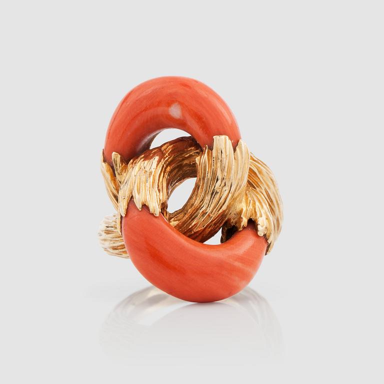 A Kutchinsky ring with carved coral.