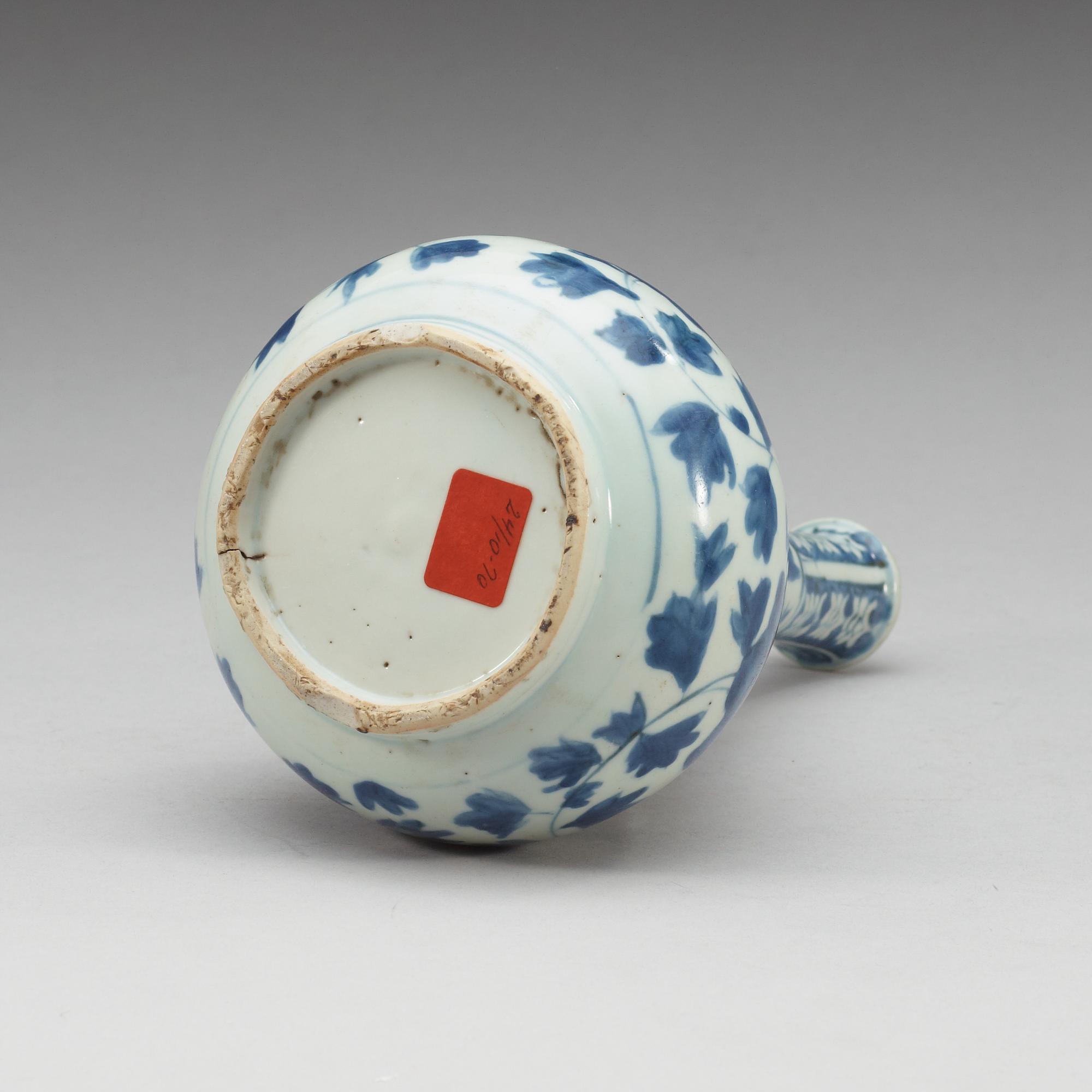 A blue and white Transitional vase, 17th Century.