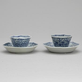 KOPPAR med FAT, ett par, porslin, Kina, Kangxi (1662-1722).