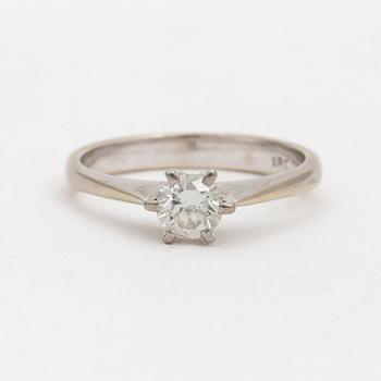 A ring set with a round, brilliant-cut diamond.