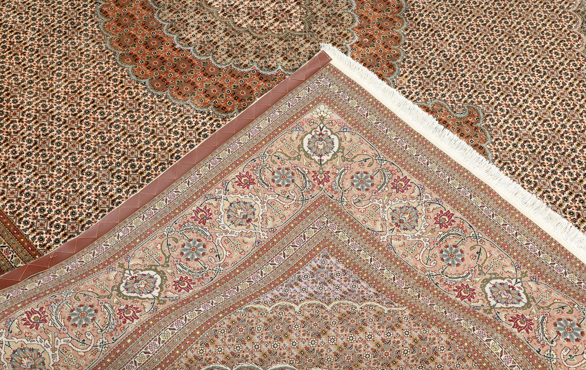 Matta, Täbris, part silk, s.k. 50 Radj, ca 300 x 250 cm.