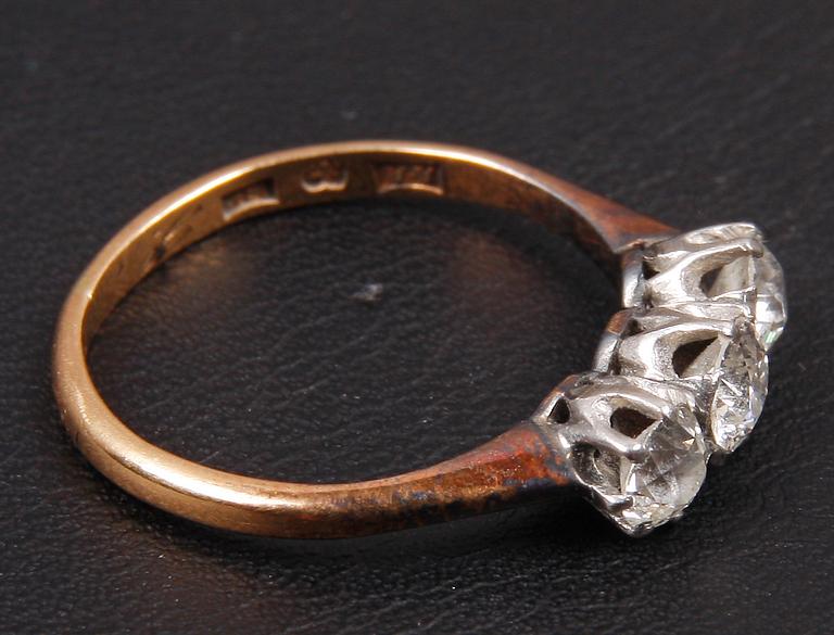 RING, 3 gammalslipade diamater ca 0.55 ct samt 18 K guld.