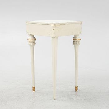 A painted Gustavian side table for a corner, from around the year 1800.