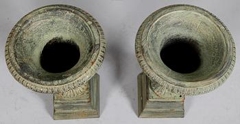 TRÄDGÅRDSURNOR, 1 par, gjutgods, samtida.