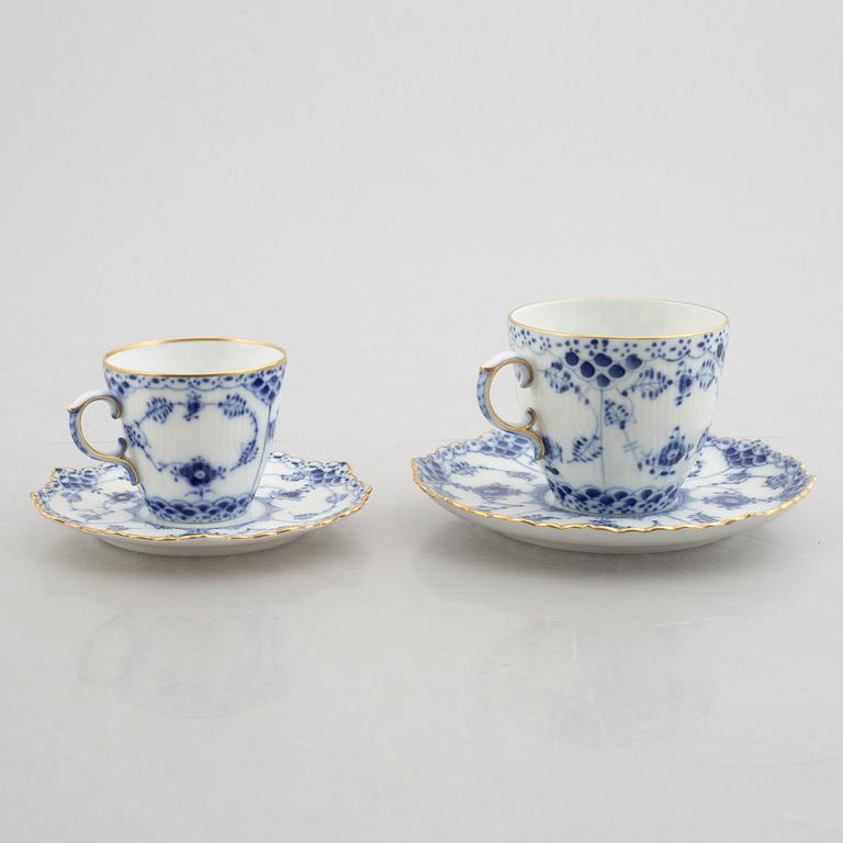 A plate, a coffeecup with saucer and a moca cup with saucer, "Blue Fluted half lace"/"Musselmalet", Royal Copenhagen.