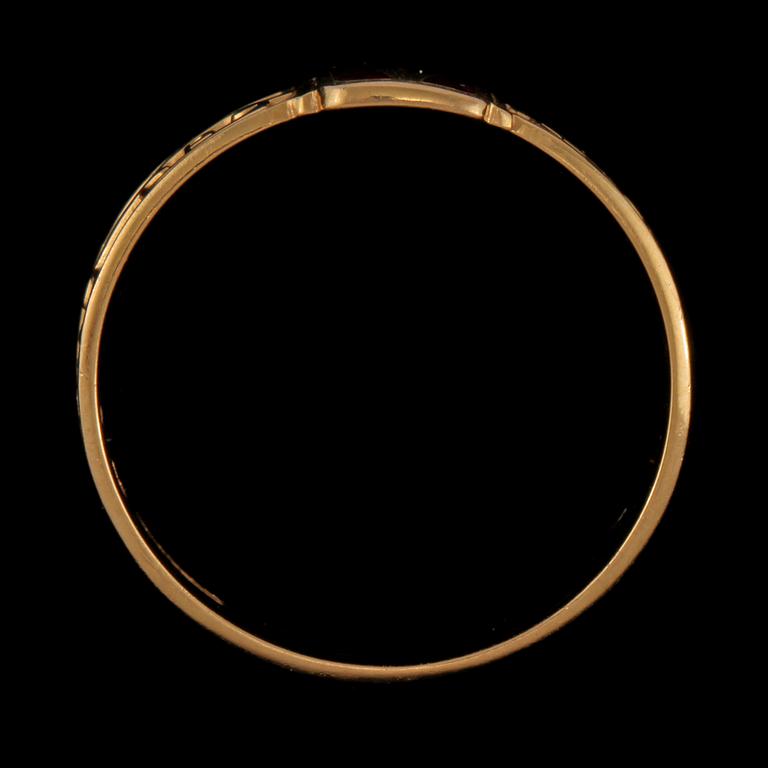 RING, 18k guld och röd emalj, Viktoria orden, Ceson, Göteborg, 1976. Vikt 3 g.