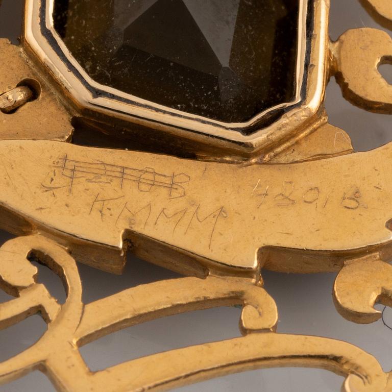 C Giuliano hängsmycke med kedja 18K guld och emalj med en brun turmalin och en pärla.
