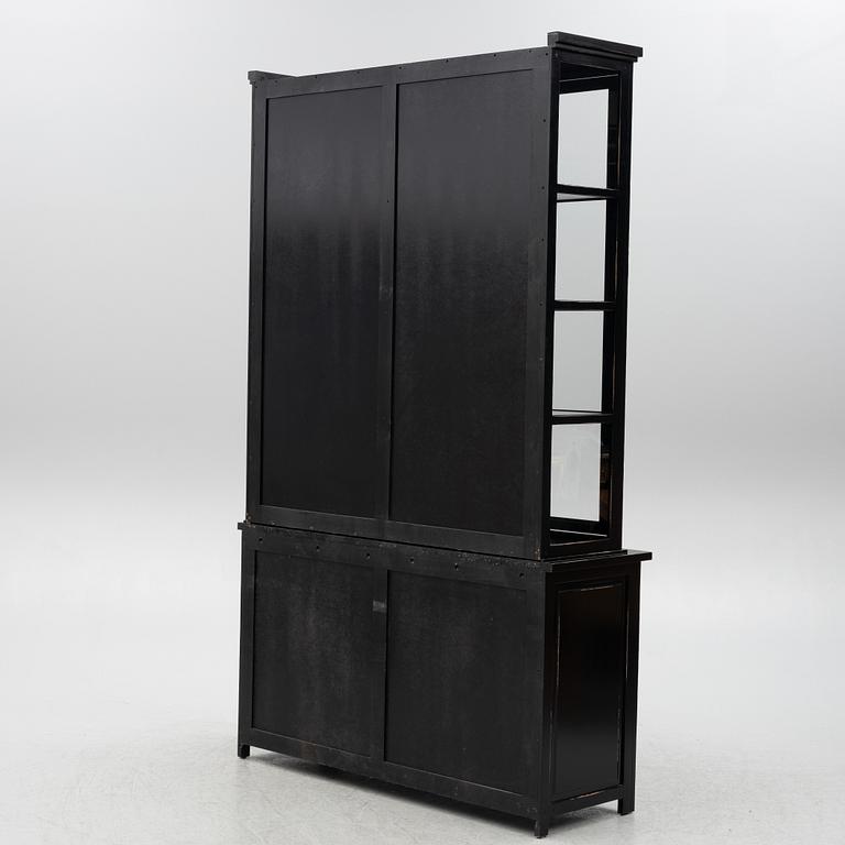 Vitrinskåp, Newport, samtida.