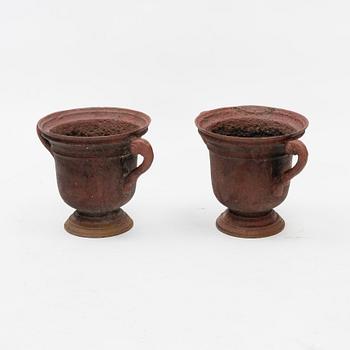 A pair of cast iron garden urns, 20th Century.