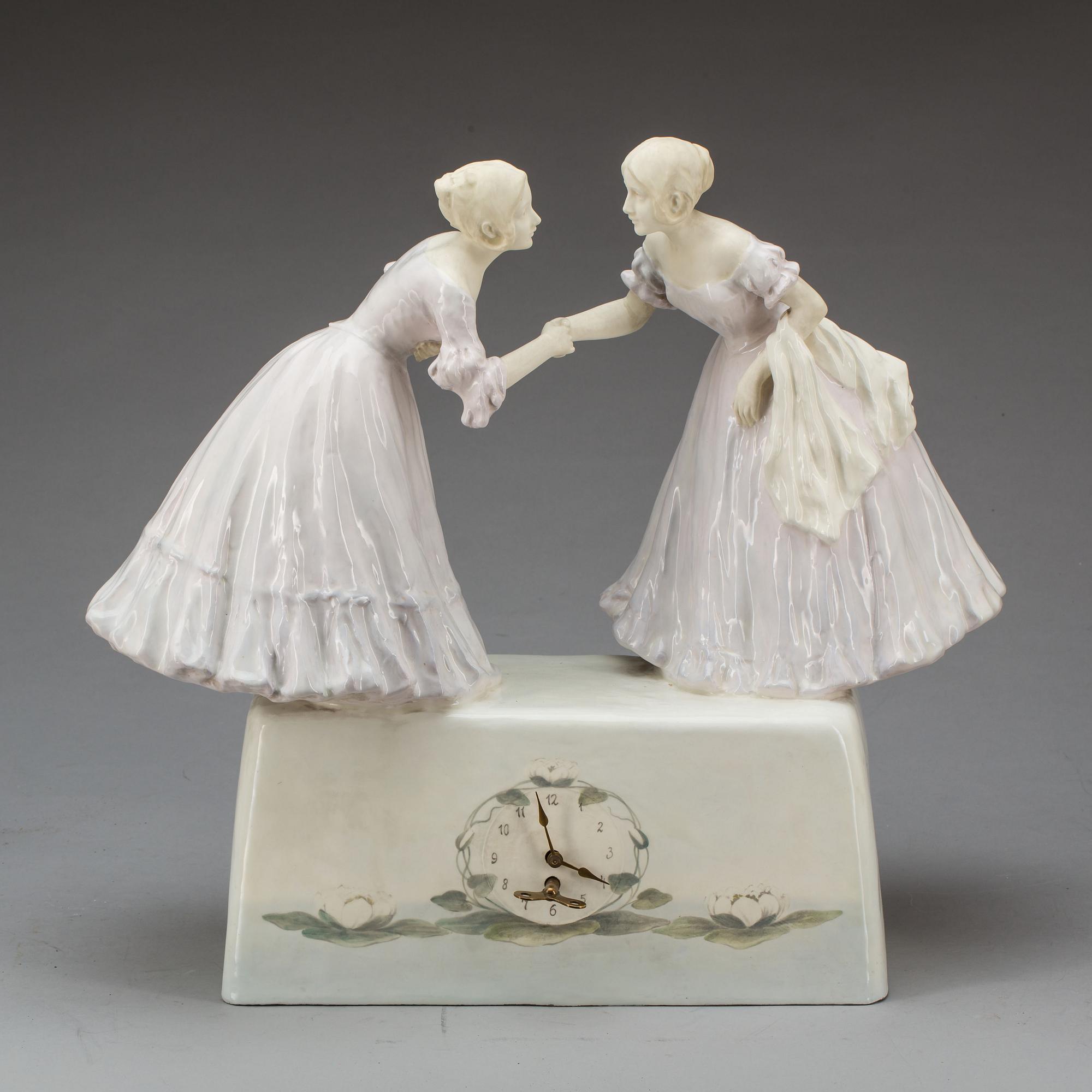 BORDSUR, keramik, a tergo märkt Lenzkirch. Sekelskiftet 1900.