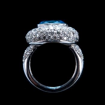 RING, platina, topas ca 2.70 ct och 117 briljantslipade diamanter ca 1.75 ct. Vikt ca  14 g.