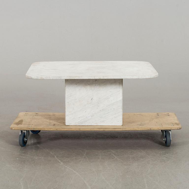 A MARBLE TOP COFFEE TABLE.  SECOND HALF OF 20TH CENTURY.