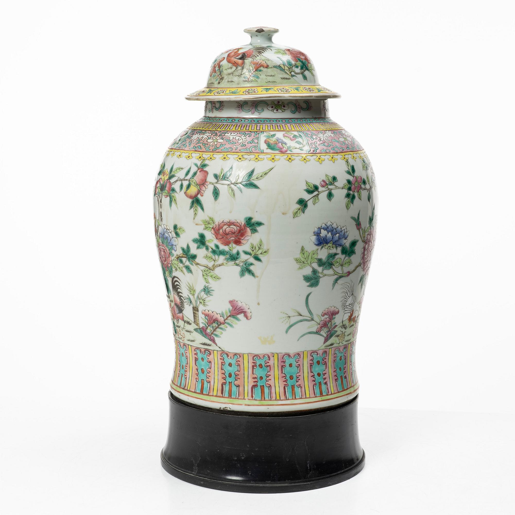 Urna med piedestal, Kina, 1900-talets första hälft.