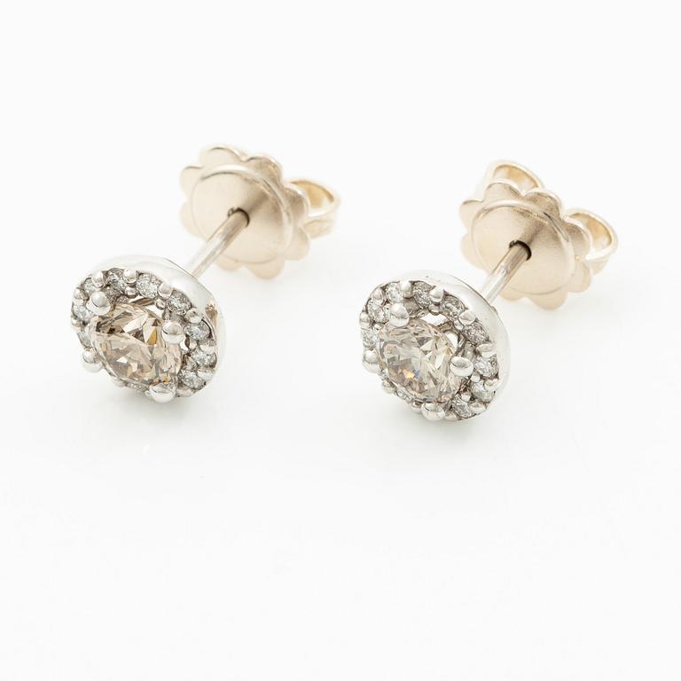 Earrings 14K white gold with brilliant-cut diamonds.