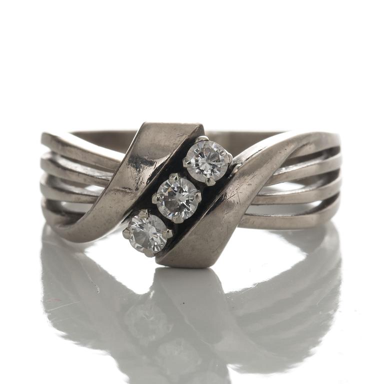 RING, 18 k vitguld med tre diamanter totalt ca 0,30 ct. Vikt ca 4 gram.
