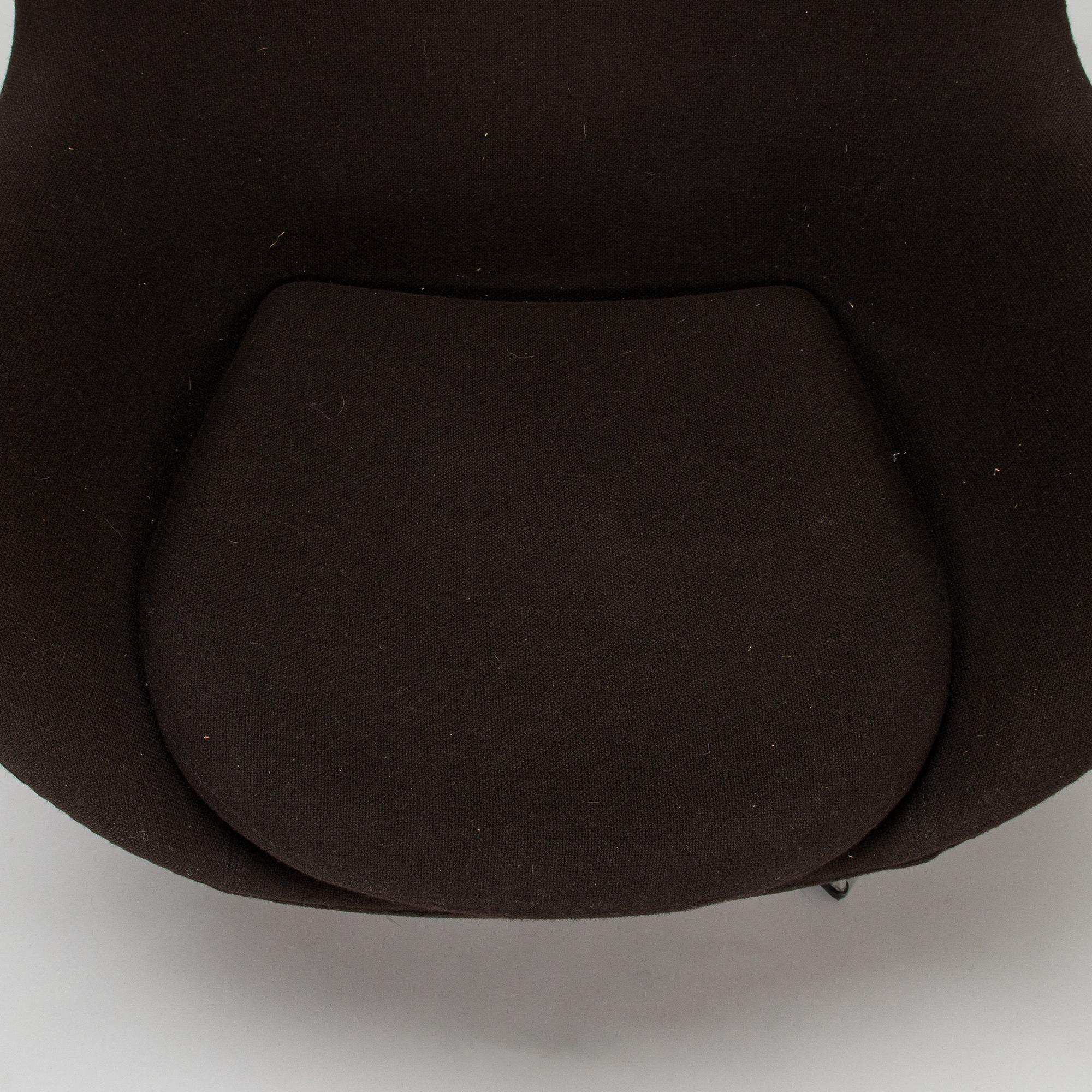Arne Jacobsen, Nojatuoli ja rahi "Ägget" Fritz Hansen 2011.