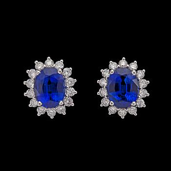 886. A pair of kyanite, tot. 5.09 cts, and brilliant cut diamond earrings, tot. 1.01 cts.