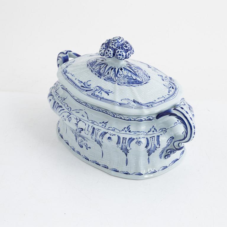 Tureen, porcelain, after an original from 1758, Rörstrand, 1976.