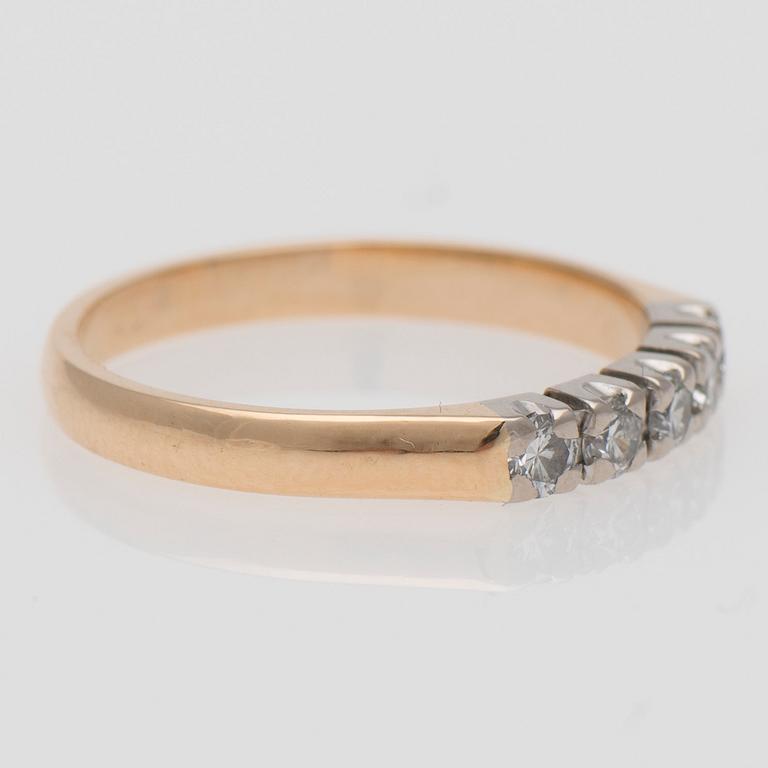 RING, briljantslipade diamanter, 18K guld. A. Tillander 2001.