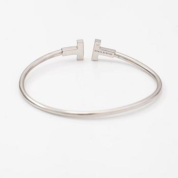 Tiffany & Co, A T wire bracelet in 18K white gold. Marked Tiffany & co, Italy.